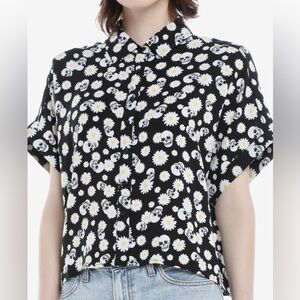 EUC Skull and daisies pattern top